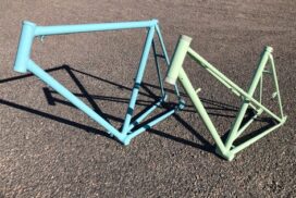 Cadre de vélo couleurs RAL bleu 6034 et vert 6019 satiné